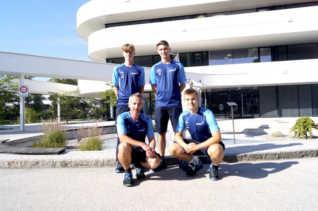 Christian Riedl mit drei seiner Lehrlinge: Lukas, Robin und Oliver