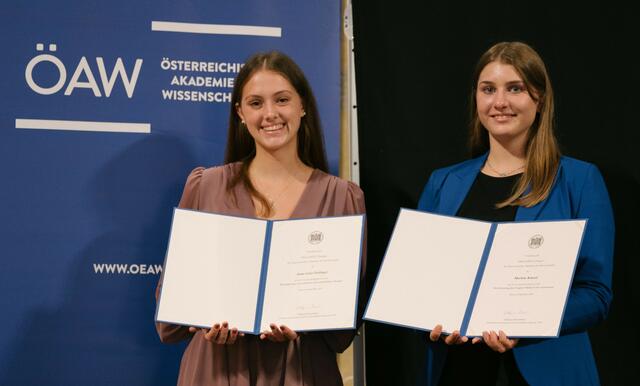 Anna-Lena Padinger (l.) und Marlene Kinast bei der Preisverleihung.  | Foto:  Natascha Unkart