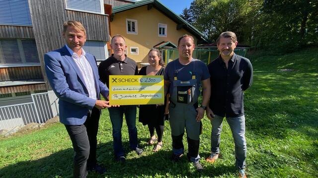Scheckübergabe: Michael Oberfeichtner, Christian Amtmann, Julia Zax, Dieter Ekker, Sascha Wurglits | Foto: zVg