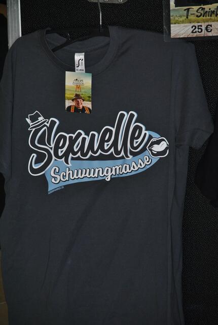Auch im Merchandising zeigt sich derselbstkritische Humor des Oberbayern.  | Foto: Tamara Himsl