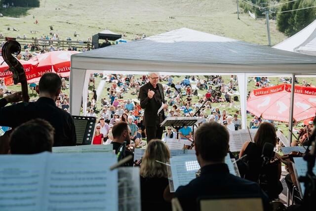 Bereits zum zweiten Mal rief InnStrumenti seine Fan-Base zu Klassik am Berg auf die Mutterer Alm - und die ließ sich ebenso wie die Musiker:innen selbst von den fast hochsommerlichen Temperaturen nicht beirren. | Foto: Dino Bossnini