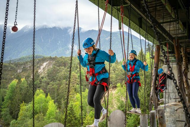 Luftiges Terrain erobern die „HeldInnen“ der Arbeitswelt in Österreichs höchstem Hochseilgarten.