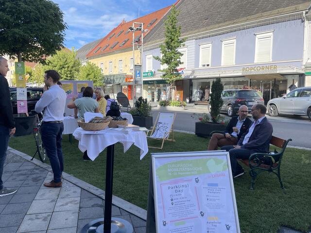 Drei Parkplätze wurden im Rahmen des Park(ing) Day vorübergehend in einen "Park-Platz" verwandelt.  | Foto: RMA