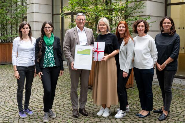 Die städtische Delegation nahm die Zertifizierung entgegen. V.l.n.r.: Carmen Degasper, Doris Jenni (Sozialmanagement), Bürgermeister Wolfgang Matt, Stadträtin Julia Berchtold, Alexandra Wachter, Nedja Metzler (Sozialmanagement) und Maria Simma (Kulturamtsleiterin) | Foto:  A. Serra