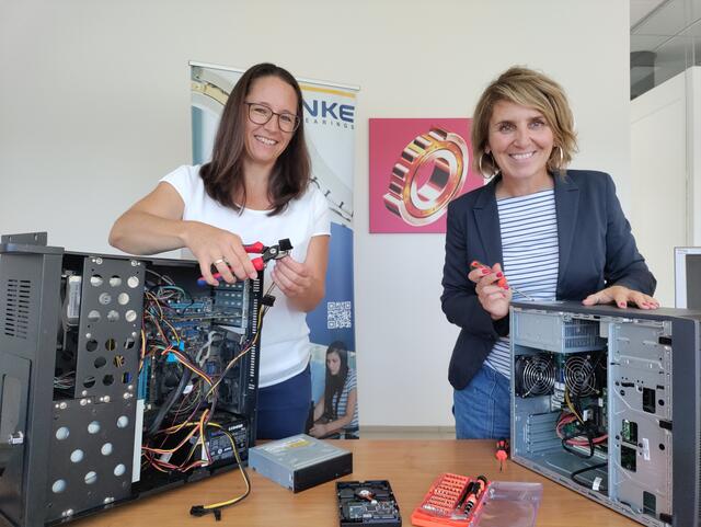 Veronika Krempl (NKE Austria, links) und Daniela Zeiner (TIC Steyr/ CoderDojo Steyr) zeigen, was die Kinder beim Workshop „Computer zerlegen“ bei der 5-Jahres-Feier am 20. Oktober erwarten wird.
 | Foto: TIC Steyr
