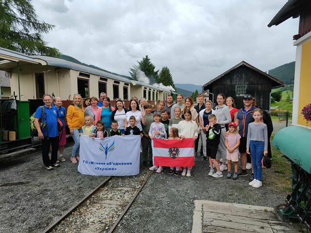 Bild: Kinder mit Begleiterinnen, links Präsident Bernhard Thomaser, rechts Christoph Wiedl. | Foto: Kiwanis Club Lungau