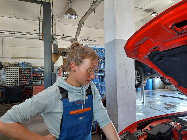 ...Tina hat mir geduldig die Unterschiede der Motoren vom 31-jährigen "G-Oldie" und dem 2-jährigen, circa 200PS starken, Mustang erklärt. | Foto: Jasmin Elisabeth Pickl