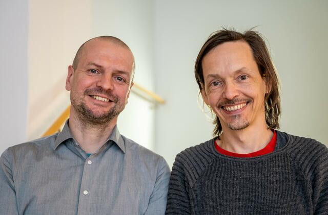 (v.l.:) Thomas Rammerstorfer und Ralf Drack von den Welser Grünen zeigen sich über ihren Erfolg erfreut: Sie konnten die breite Politik für die Umbenennung mobilisieren. | Foto: Grüne Wels