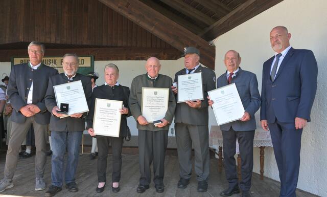 2.Vize-Bgm. Robert Wilhelm, Josef Paulweber, Erna Paulweber, Matthias Schnitzer, Franz Engler, Thomas Schennach und Bgm. Markus Köck (v.l.). | Foto: Gert Köpfle