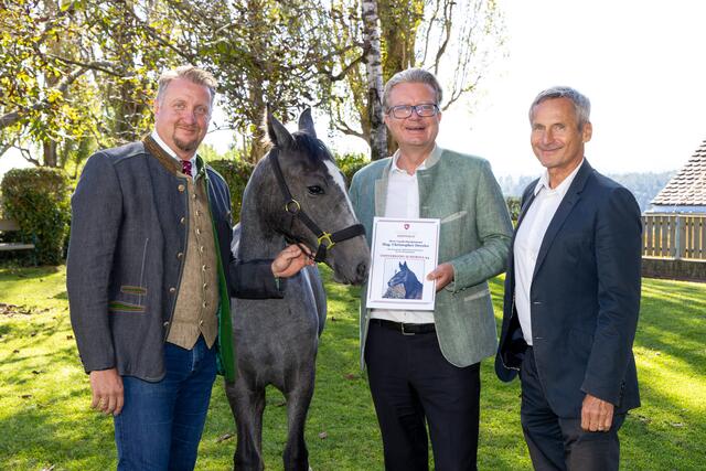 Machten die Patenschaft perfekt: Gestütsleiter Erwin Movia, Landeshauptmann Christopher Drexler und Alfred Hudler, Geschäftsführer Spanische Hofreitschule | Foto: Harry Schiffer