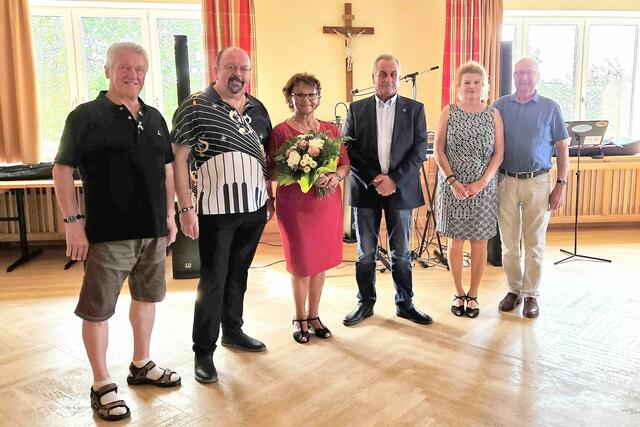 Links: Willi Hartl, Leo Teufl, Resi Wieser, VizeBgm. Christian Marschalek, Maria Feigl, Franz Hehenberger. | Foto: Leopold Teufl