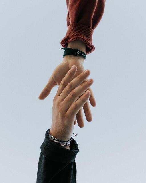 Helfende Hände reichen ist auch für die Jugend wichtig. | Foto: Austin Kehmeier/Unsplash