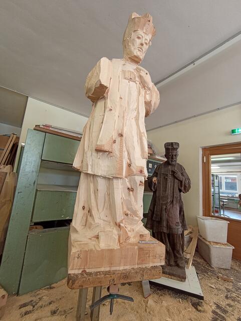 Der alte Nepomuk (im Hintergrund) diente dem neuen Nepomuk als Vorlage. | Foto: Fachschule