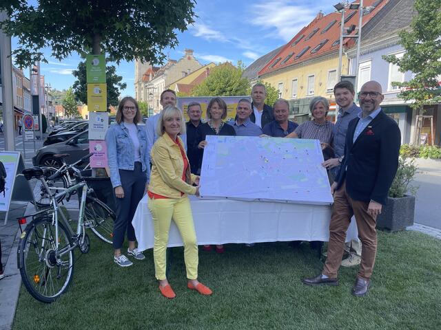 Die Stadtgemeinde Leibnitz sowie Expertinnen und Experten für Verkehr und Begrünung arbeiten Hand in Hand. | Foto: RMA