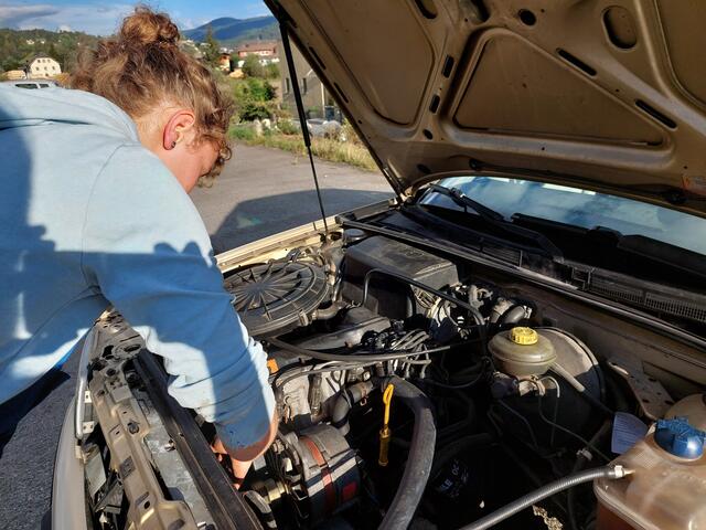 An ihrem "G-Oldie", wie ich ihn begeistert nenne, bastelt Tina gerne. "Mit seinen 31 Jahren braucht er schon viel Pflege und Zuwendung", sagt Tina, während sie mir erklärt, was bei ihrem Auto als nächstes ansteht. | Foto: Jasmin Elisabeth Pickl