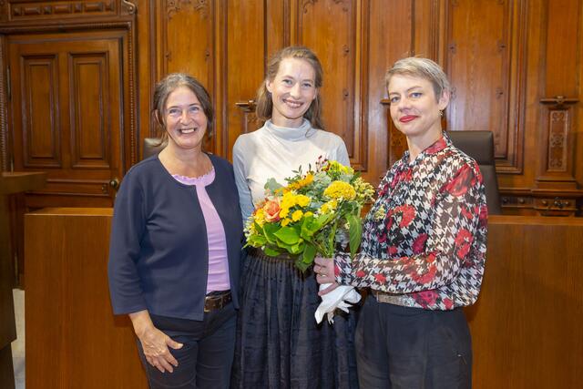 Bürgermeisterin Elke Kahr und KPÖ-Klubobfrau Christine Braunersreuther gratulieren der neuen Gemeinderätin Amrei Lässer (Bildmitte) zur Angelobung. | Foto: Stadt Graz/Fischer