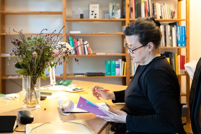 Um ihr Schriftstellerinnenleben aufrecht zu erhalten, arbeitet Scrima als Übersetzerin. Weiterhin ist sie als bildende Künstlerin tätig und ehrenamtliche Herausgeberin der englischsprachigen Literaturzeitschrift StatORec, worin übersetzte Texte  und Literaturkritik einen Platz finden und eine Nische füllen. | Foto: Jorij Konstantinov
