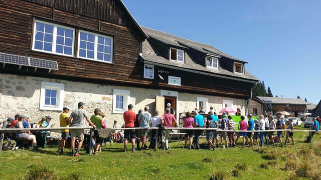 Die geladenen Festgäste lauschen den Festreden bei strahlendem Sonnenschein. | Foto: Alpenverein Edelweiss