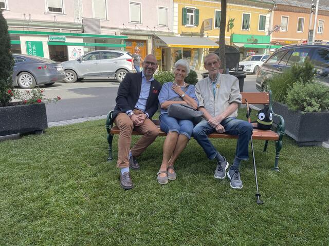 Interessierte Leibnitzerinnen und Leibnitzer nutzten die Gelegenheit mit Bürgermeister Michael Schumacher ein paar Worte zu wechseln und auf dem Bankerl Rast zu machen. | Foto: RMA