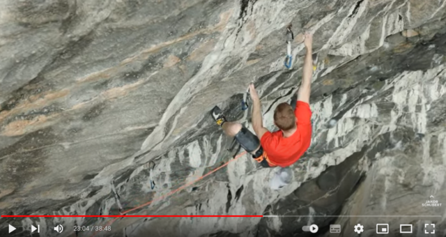 Schubert beim Klettern der Route "Project Big". | Foto: Screenshot: Youtube Jakob Schubert