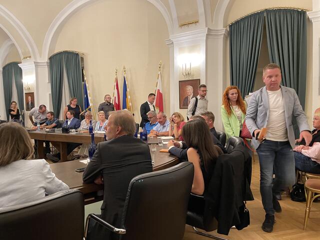 "Das ist ein Auszug", so die Parteien NEOS, GRÜNE, FPÖ, TOP und SPÖ, nachdem der Punkt der Nachtmittagsbetreuung nicht von der Tagesordnung genommen wurde. | Foto: Victoria Edlinger