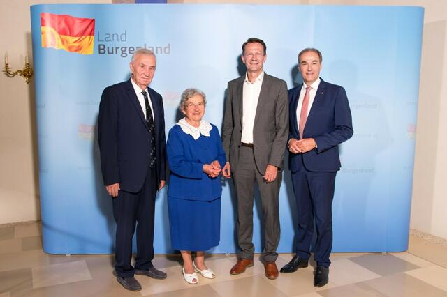 Mag. Dr. Günther Stefanits, Preisträger des Fred Sinowatz-Wissenschaftspreises, Irmgard Jurkovich, die den Simon-Goldberger-Preis in der Kategorie Gedenkinitiative erhielt, PD Mag. Dr. Erich Draganits, dem ein Anerkennungspreis im Rahmen des Fred-Sinowatz-Wissenschaftpreises des Landes Burgenland 2023 verliehen wurde, LR Leonhard Schneemann | Foto: LMS