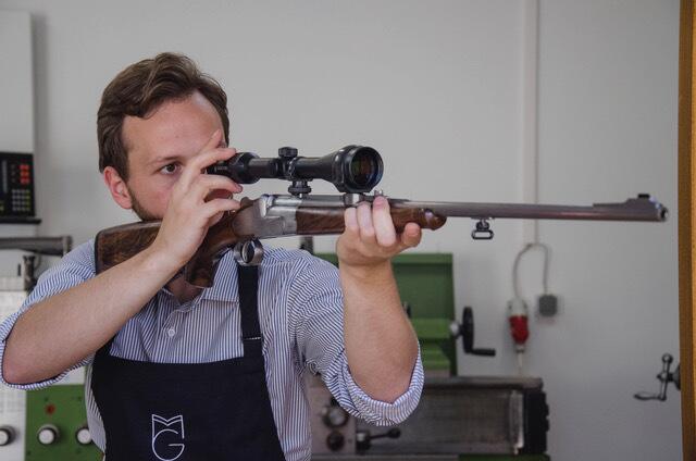 Jägerinnen und Jäger finden hier in Handarbeit gefertigte Büchsen und Flinten, ebenso wie Gewehre großer Marken und verschiedenstes Zubehör. | Foto: MGM-Büchsenmacher Rust