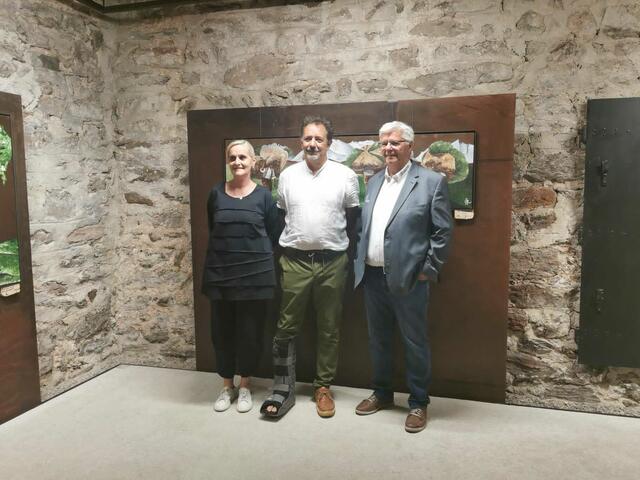 Gelungene letzte Ausstellung für diese Saison auf Schloss Landeck: Maria Jörg-Fleisch, Künstler Stefan Rizk und Christian Rudig (v.li.) bei der Vernissage. | Foto: Siegele