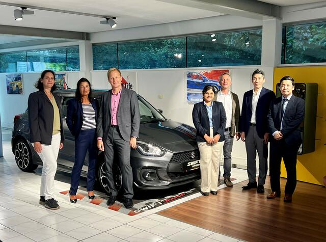 Simone Kußberger (Customer Communication Marketing), Barbara Thun-Hohenstein (Marketing Manager), Roland Pfeiffenberger (Managing Director Suzuki Austria), Mugdha Jagdish Kulkarni (Suzuki Digital Limited), Herbert Sparer (Auto Sparer), Noritaka Wakuda (Managing Director Suzuki Digital Private Limited), Yusuke Yoshida (Suzuki Digital Limited) (v. li.). | Foto: Auto Sparer