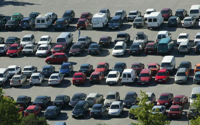 Nach Berechnungen des Verkehrsclub Österreich würden alle heimischen Pkw-Parkplätze rund 6.500 Hektar benötigen, was einer Fläche von 10.800 Fußballfeldern entspricht.  | Foto: Franz Neumayr
