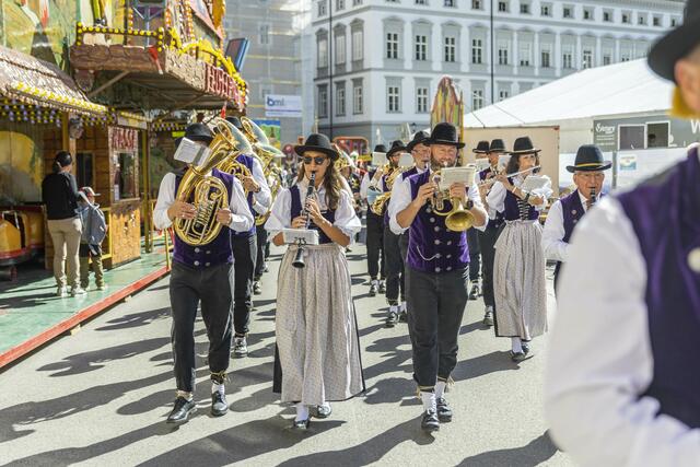 Die Trachtenmusikkapelle Maxglan am Eröffnungstag.  | Foto: wildbild 