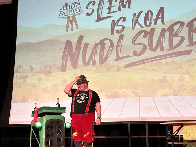 Mit vielen Beispielen untermalte der Addnfahrer den Titel des Programms: S`Lem is koa Nudlsubbm | Foto: Tamara Himsl