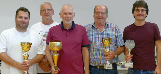 V. l.: Florian Charaus, Turnierleiter Didi Hiermann, der neue Innviertler Meister Reinhard Heimberger, Alois Schwabeneder und der neue Schärdinger Bezirksmeister Simon Reitinger. | Foto: Spielgemeinschaft Sauwald