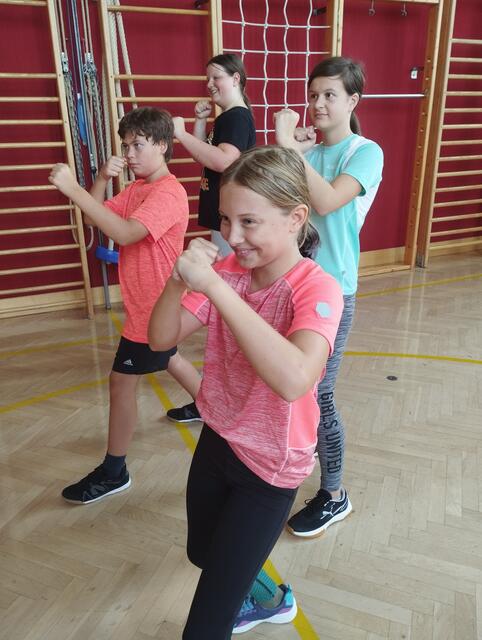Selbstverteidigungskurs in der Mittelschule Pabneukirchen.  | Foto: J. Böhm