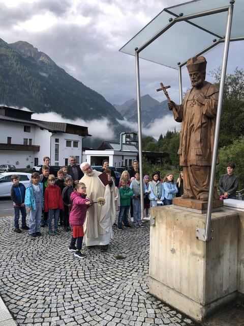 Die feierliche Segnung der neuen Brückenstatue nahm Pfarrer Otto Walch vor. | Foto: MC Punkt