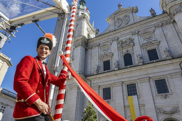 Rupert Johannes Franz hisste in Vertretung seines Vaters (Hanswurst) die Marktfahne.  | Foto: wildbild 