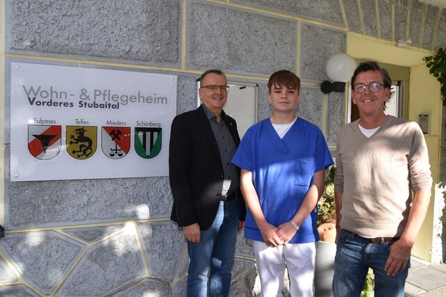 Freuen sich auf den Start von Pascal's Pflegelehre: Der angehende Lehrling (Mitte), Heimleiter Ivo Habertitz (l.) und Pflegedienstleiter Robert Penz (r.) | Foto: Kainz