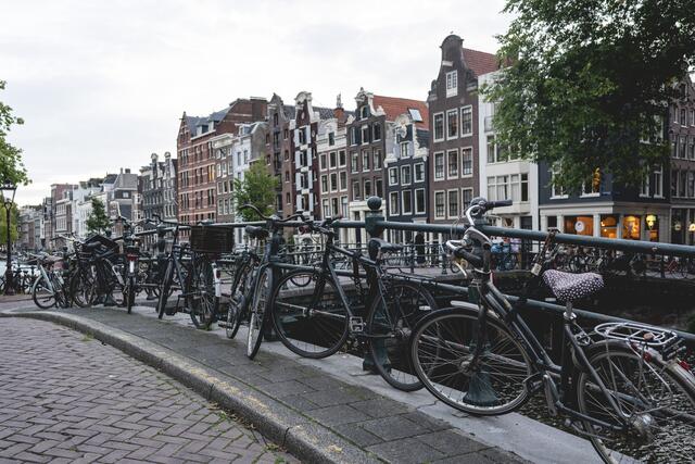 Fahrräder sind das bevorzugte Fortbewegungsmittel in Amsterdam – meist schneller und viel billiger.  | Foto: Land OÖ/Peter Mayr