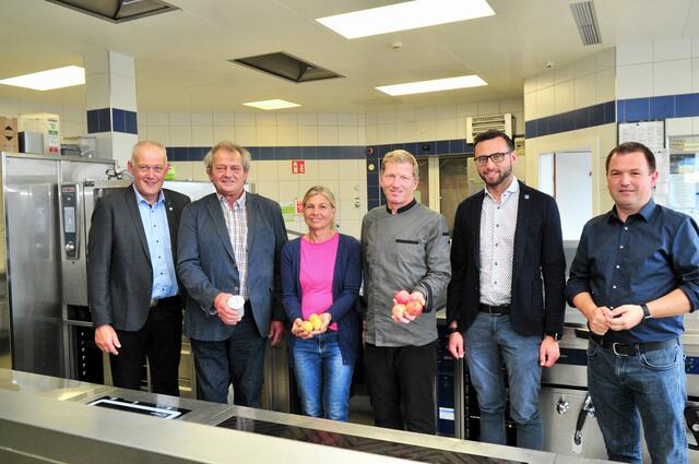 Freude über die Kennzeichnung der Herkunft von Lebensmitteln: BB-Bez.-Obm. Thomas Schweigl, Pflegeheim-Verbandobmann Bgm. Anton Bucher, Pflegedienstleiterin Sandra Chizzali, Küchenchef Markus Stern, Bgm. Thomas Suitner, BB-Bez.-GF und Lieferant Andreas Kirchmair (v.l.n.r.) | Foto: Hassl