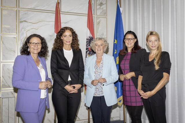 v. l.: LRin Daniela Gutschi (Salzburg), LRin Eva Pawlata (Tirol), LRin Katharina Wiesflecker (Vorarlberg), LRin Sara Schaar (Kärnten) und LRin Juliane Bogner-Strauß (Steiermark). | Foto: © Land Vorarlberg/C.Hefel