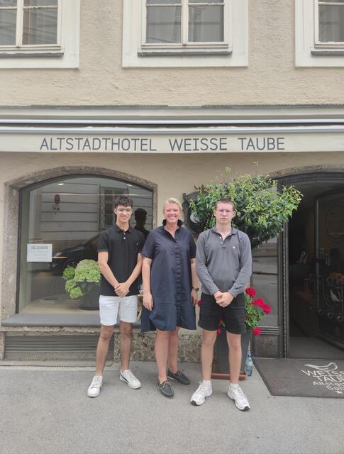 Im Bild von links nach rechts: Samir Ikhlef, Hotelière Christine Gmachl und Tizian Ratley vor dem Altstadthotel Weiße Taube | Foto: medien:hak