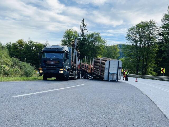 In einer Kurve verlor der Lastwagenfahrer Richtung Alpl in Krieglach seinen Auflieger, der mit Holz beladen war.  | Foto: Freiwillige Feuerwehr Krieglach