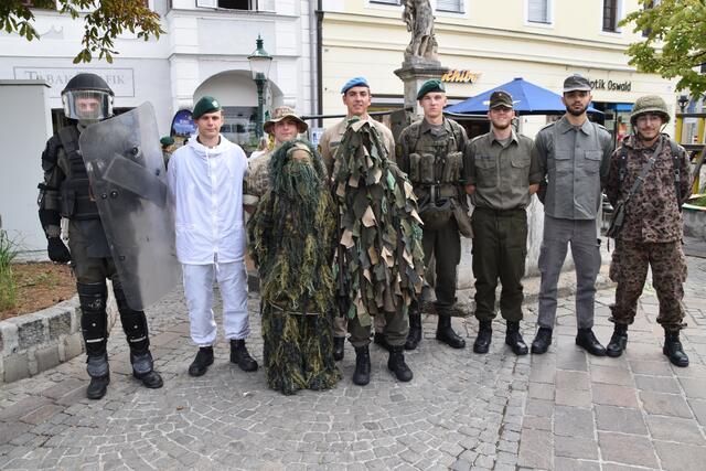 Uniformen in 60 Jahren, von damals bis heute. | Foto: Stefan Schneider