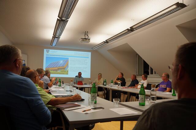 In der Gemeinderatssitzung in Judenau-Baumgarten gab es einiges zu besprechen. | Foto: Birgit Schmatz