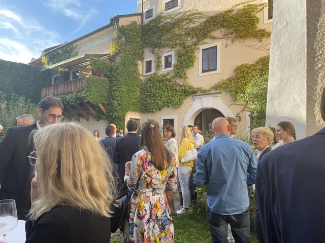 Viele Gäste nutzten den Abend für lockere Gespräche. | Foto: RegionalMedien Salzburg