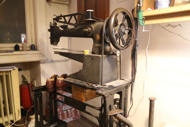 Eine Ledernähmaschine im alten Stil | Foto: Copyright: Michael Ellenbogen