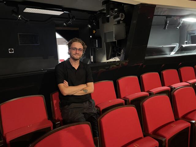 Erfolgreich die Lehre abgeschlossen: der 24-jährige Kyle Weimar vor seinem Arbeitsplatz im Salzburger Landestheater. | Foto: Lisa Gold
