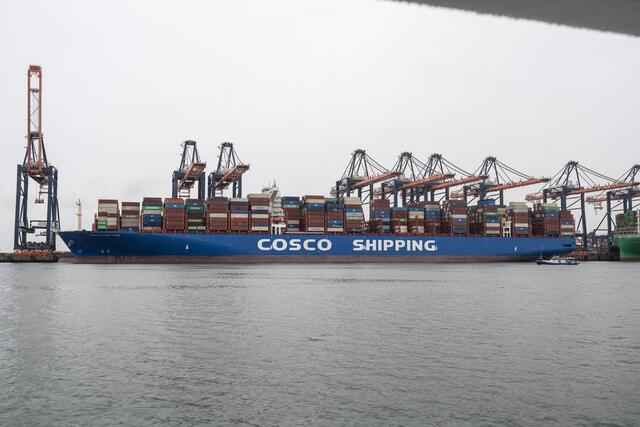 Containerschiff im Hafen von Rotterdam: Die größten Frachter sind mehr als 400 Meter lang, 61 Meter breit und voll beladen bis zu 80 Meter hoch. Auf das modernste Frachtschiff passen mehr als 24.000 Seecontainer. | Foto: Land OÖ/Peter Mayr