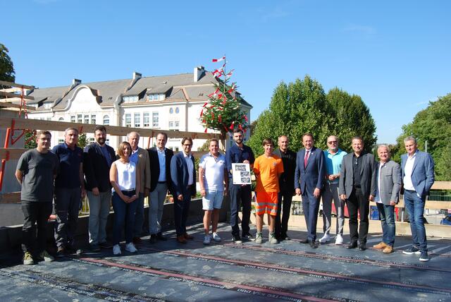 Im Beisein von Vertreterinnen und Vertreter der ausführenden Firmen wurde die Gleichenfeier auf der neuen Terrasse gefeiert | Foto: Caro Fegerl