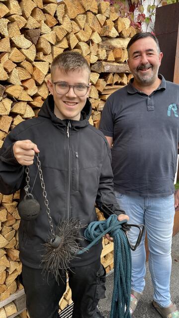 Niklas Neuner ist neu im Rauchfangkehrerteam der Telfer Firma Rohowsky, ein junger, motivierter und sehr kommunikativer Lehrling.